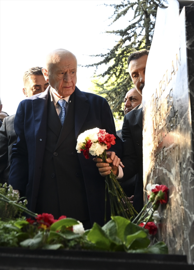 Bahçeli, Türkeş'in mezarını ziyaret etti!