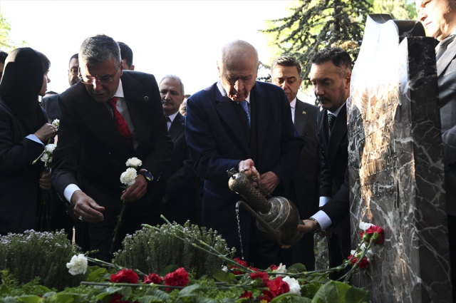 Bahçeli, Türkeş'in mezarını ziyaret etti!