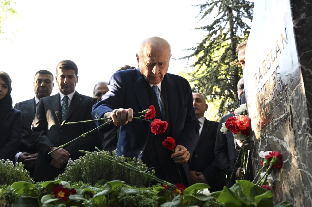 Bahçeli, Türkeş'in mezarını ziyaret etti!