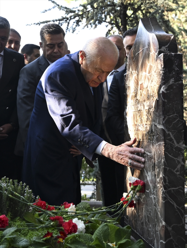 Bahçeli, Türkeş'in mezarını ziyaret etti!