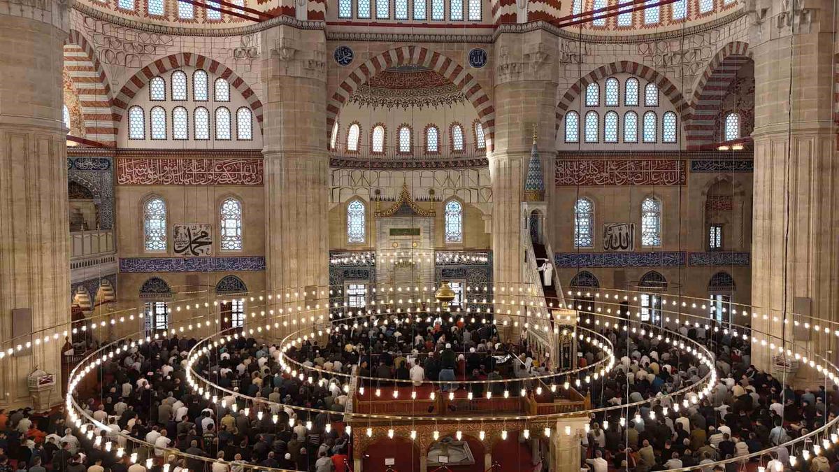 Bakan Güler Selimiye Camii\'nde Bayram Namazı Kıldı