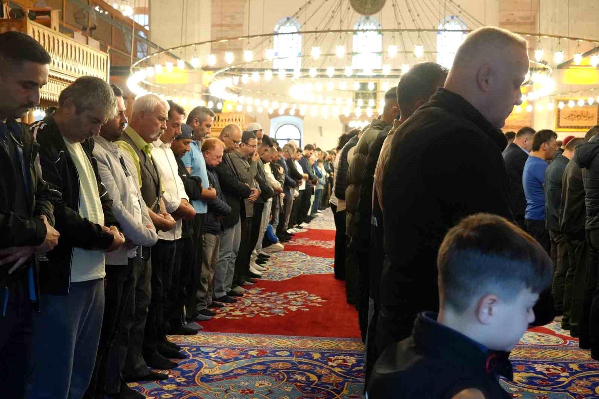 Balıkesir, Zağnospaşa Cami\'nde bayramlaştı
