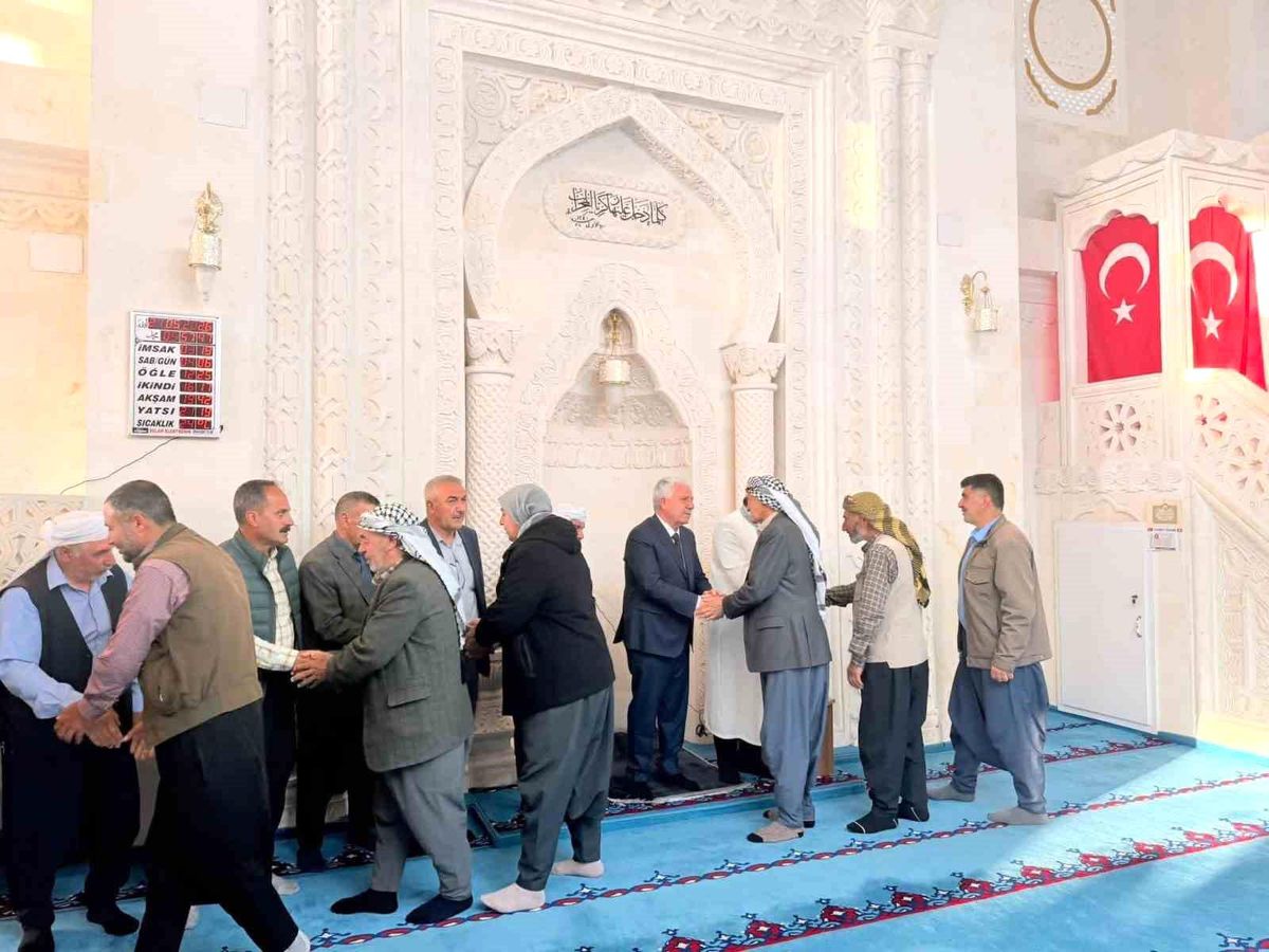 Başkan Karamehmetoğlu vatandaşlarla bayramlaştı