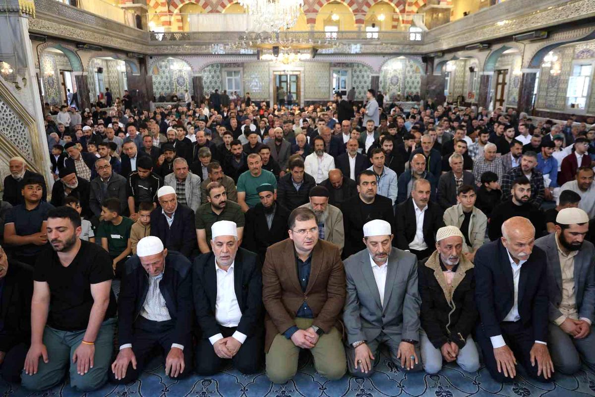 Elazığ\'da Bayram Namazı Coşkusu