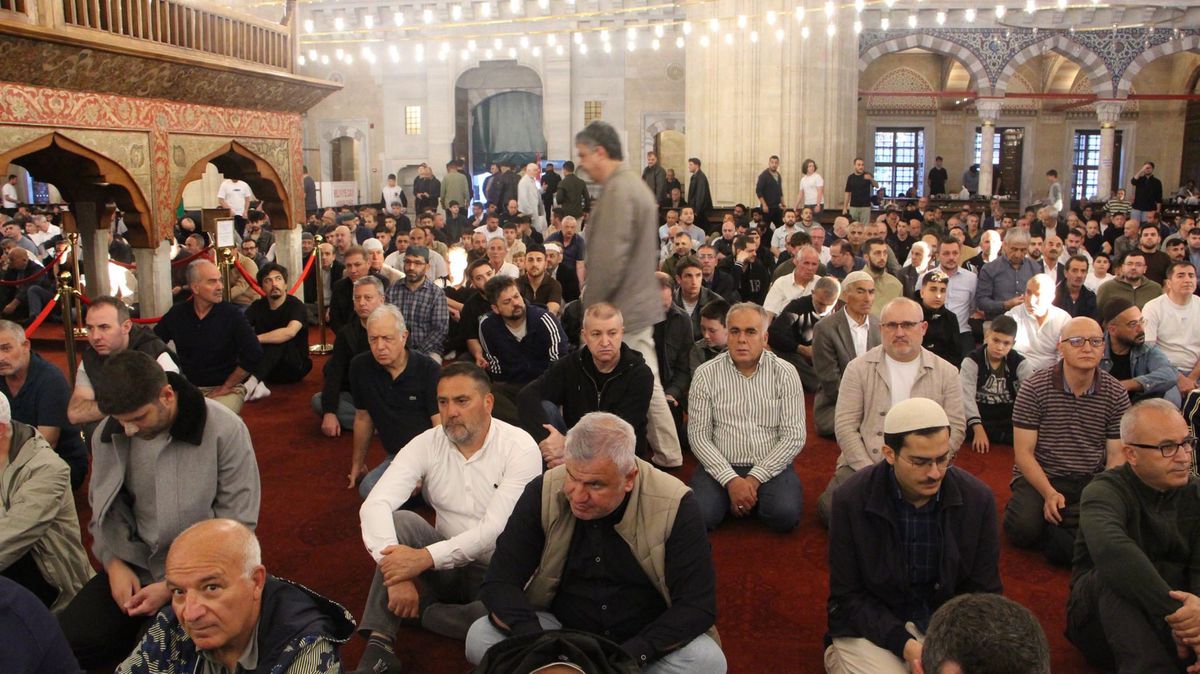 Selimiye Camisi\'nde Bayram Namazı Coşkusu