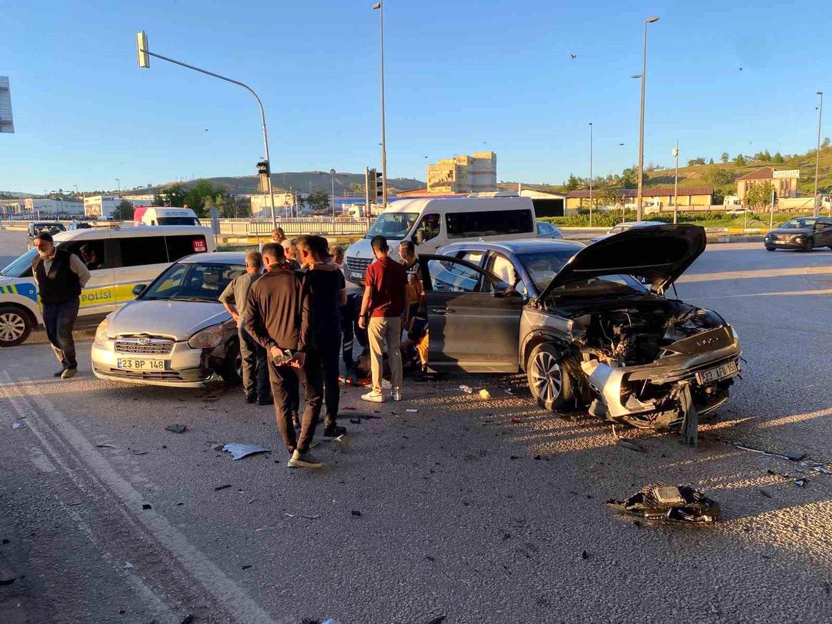 Elazığ\'da Trafik Kazası: 4 Yaralı