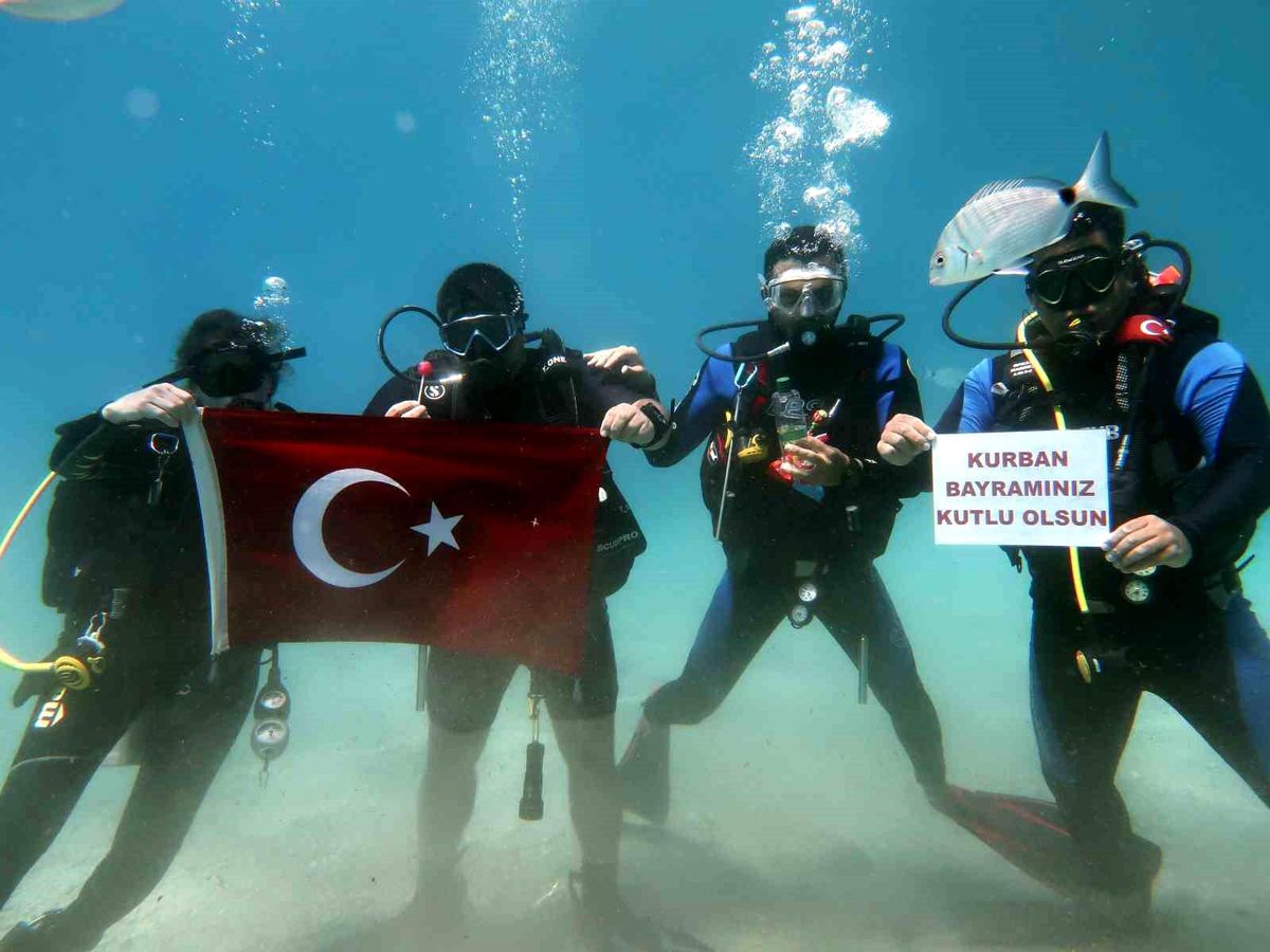 Fethiye\'de Su Altında Bayram Coşkusu