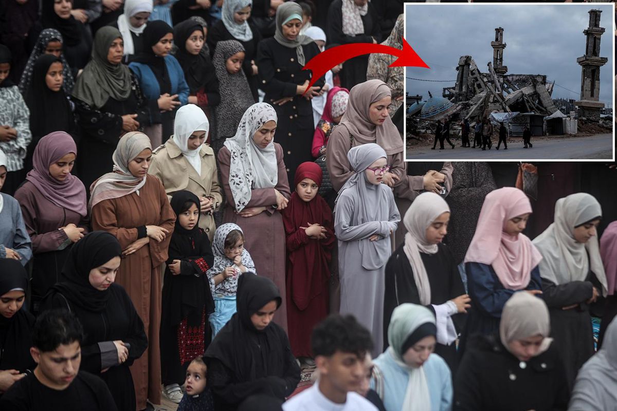 Gazze\'de bayram namazı yıkılan camilerin enkazında kılındı