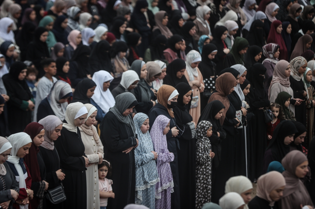 Gazze'de bayram namazı yıkılan camilerin enkazında kılındı