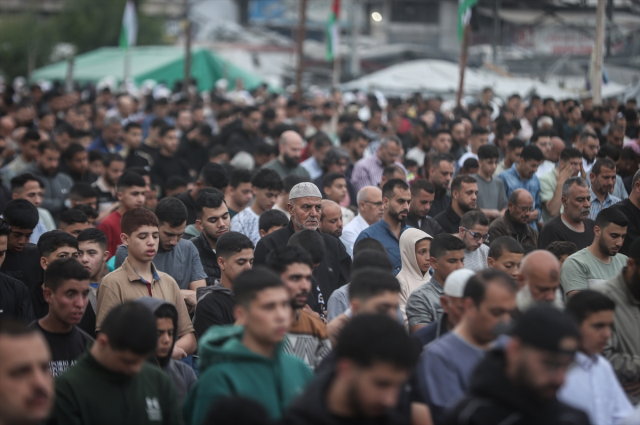 Gazze'de bayram namazı yıkılan camilerin enkazında kılındı