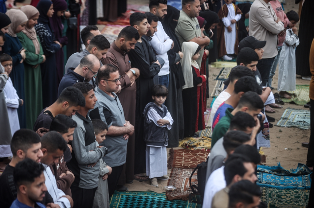 Gazze'de bayram namazı yıkılan camilerin enkazında kılındı