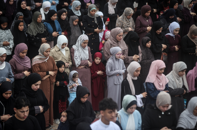 Gazze'de bayram namazı yıkılan camilerin enkazında kılındı