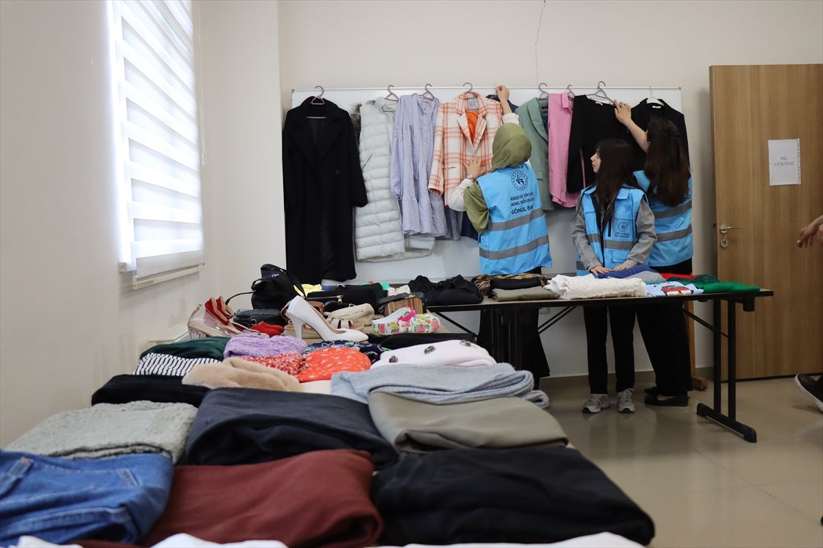 Üniversiteli Gençler Dayanışma İçin Kıyafet Bağışlıyor