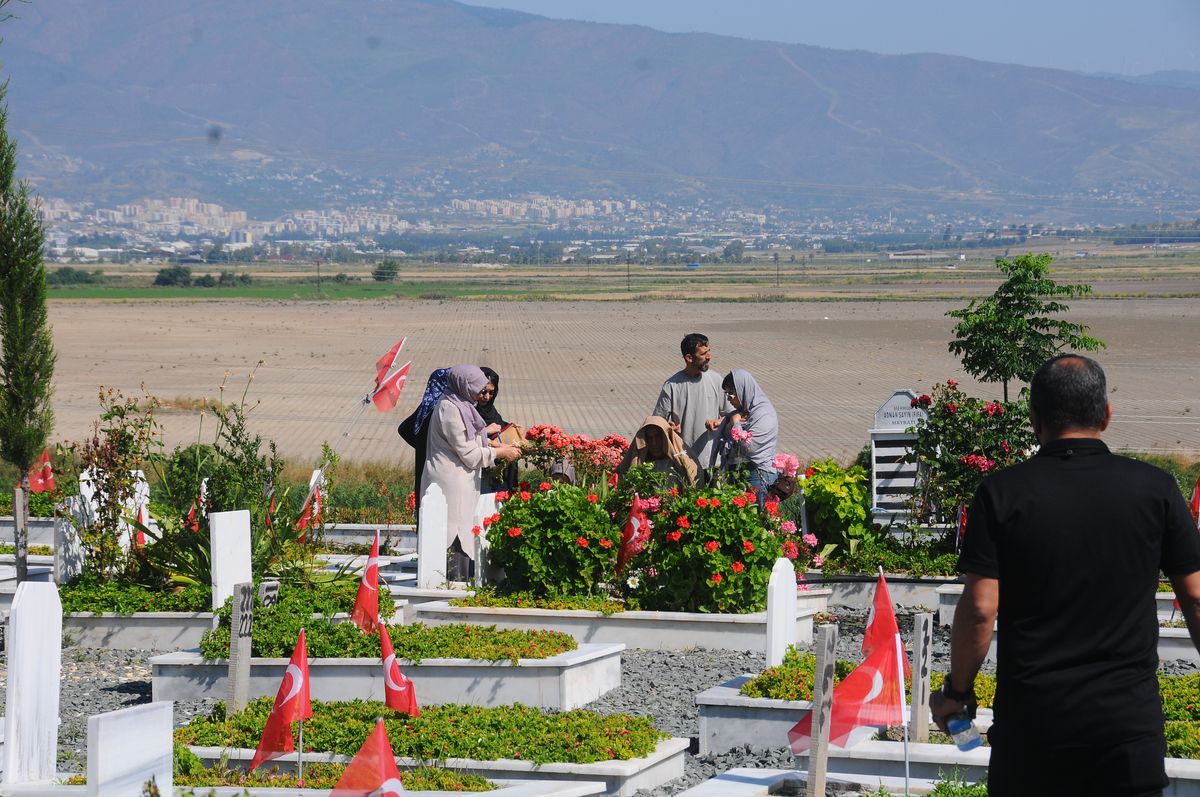 Deprem şehitliğinde bayram ziyareti