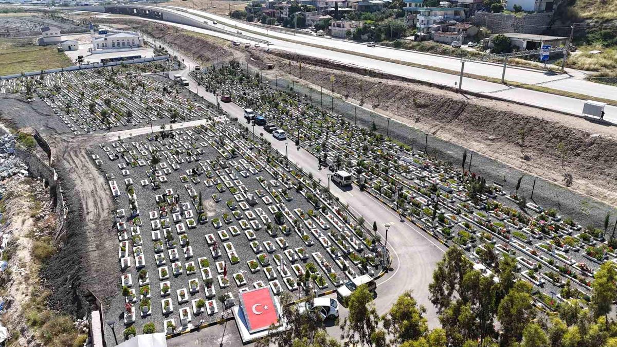 Hatay\'da deprem şehitliğinde buruk Kurban Bayramı