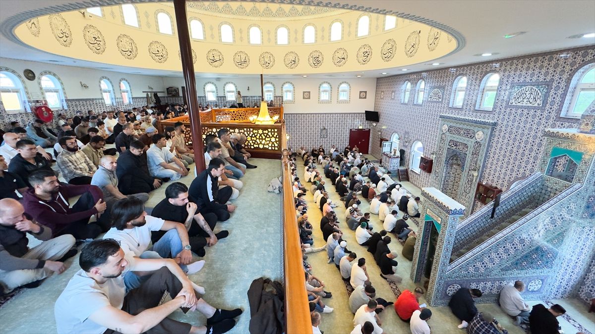 Hollanda\'da Müslümanlar Kurban Bayramı\'nda Bir Araya Geldi