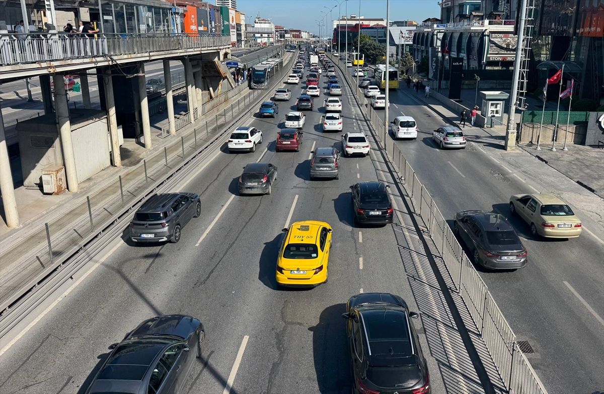 İstanbul\'da bayram trafiği: Sabah sakin, öğle yoğun