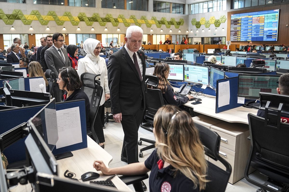 Vali Gül, 112 Acil Çağrı Merkezi\'ni Ziyaret Etti