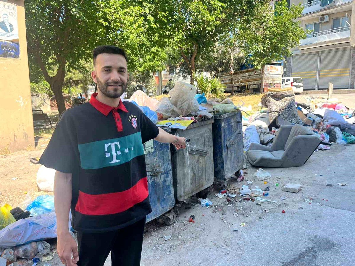 İzmir\'de vatandaşların \'çöp\' isyanı: "Bari bayramda temizleyin"