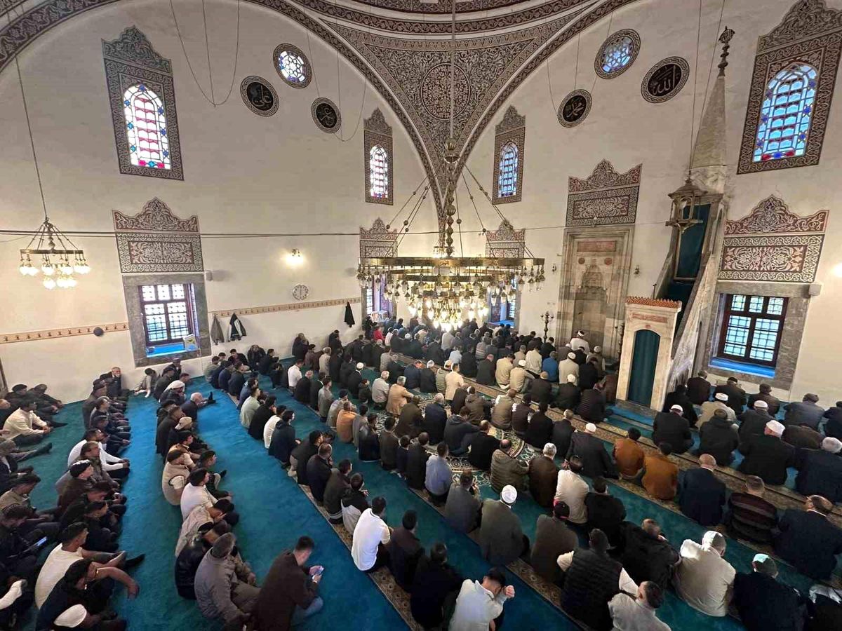 Karapınar\'da bayram namazında vatandaşlar camilere akın etti