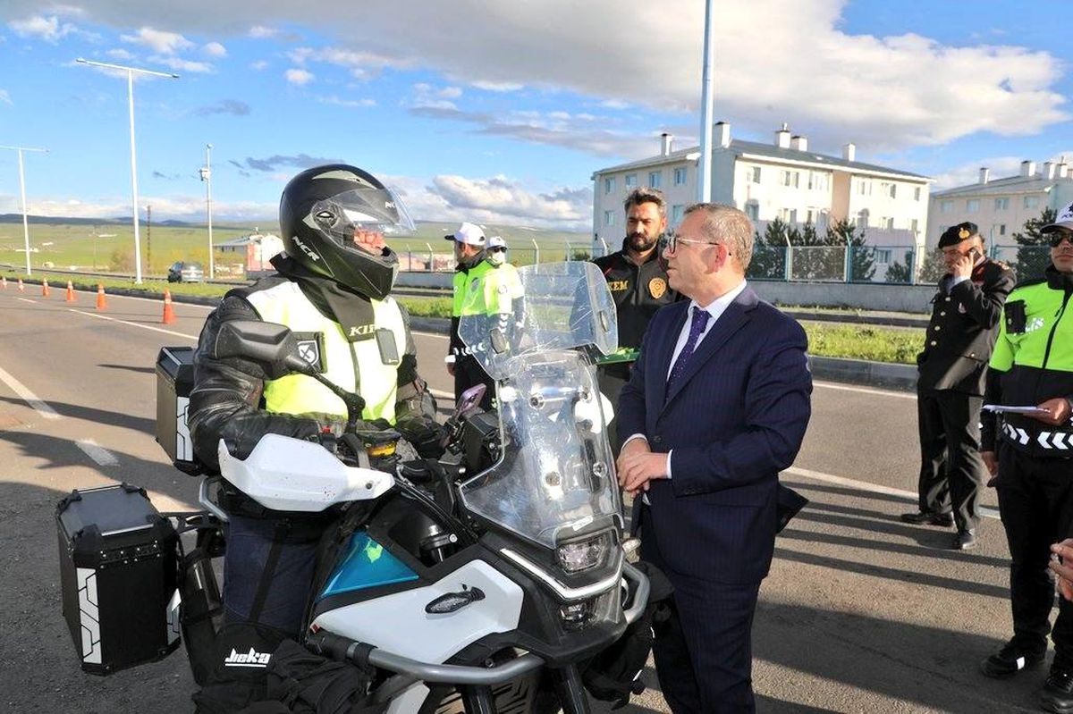 Vali Polat\'tan polis ekiplerine bayram ziyareti