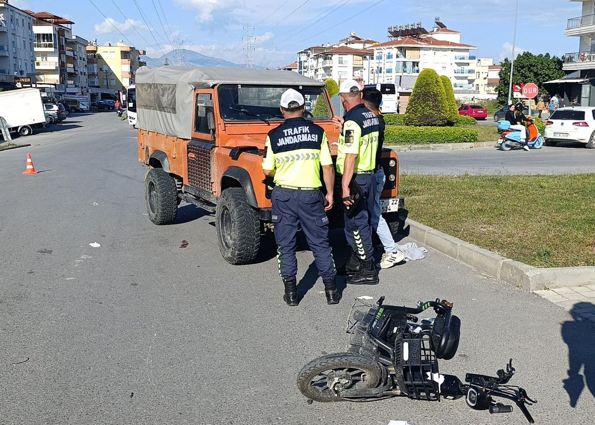 Manavgat\'ta Tur Aracı Motosiklete Çarptı