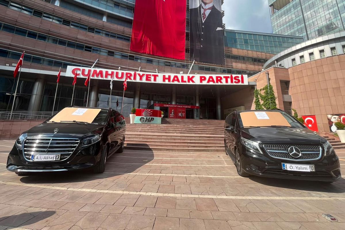 Kılıçdaroğlu, Özgür Özel\'in iki makam aracını satışa çıkardı