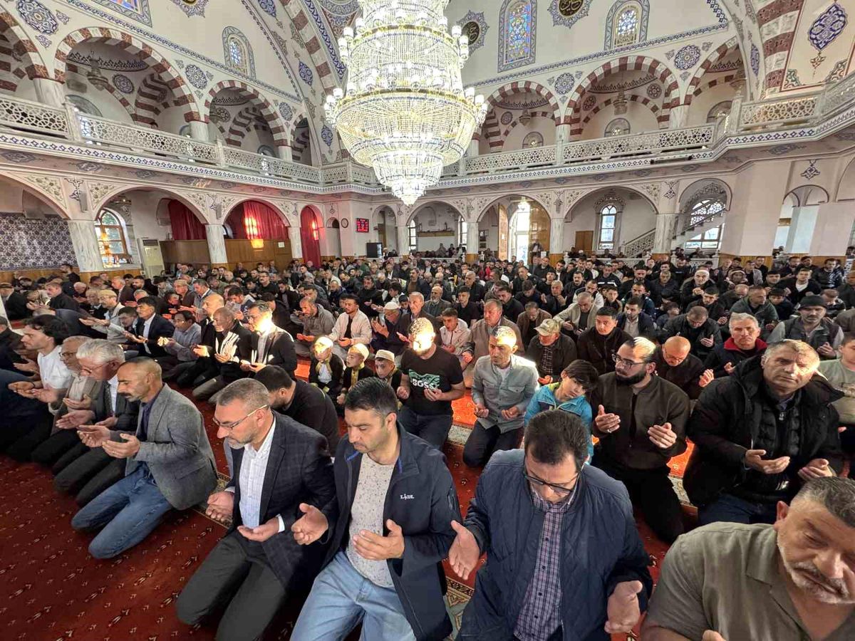 Kulu\'da Bayram Namazı Kalabalığı