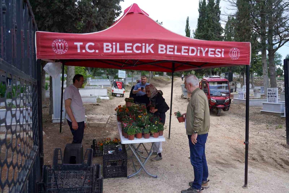 Kurban Bayramı\'nın birinci gününde mezarlıklarda çiçek dağıtıldı