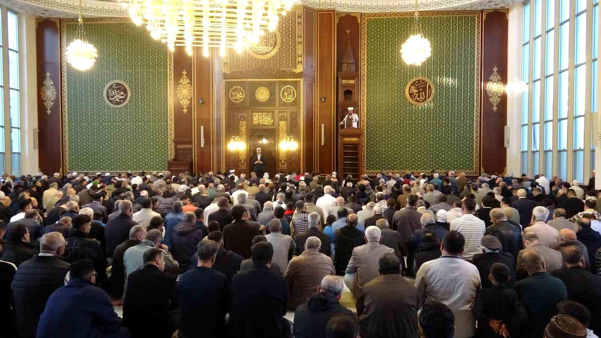 Malatya\'da vatandaşlar bayram namazı için camilere akın etti