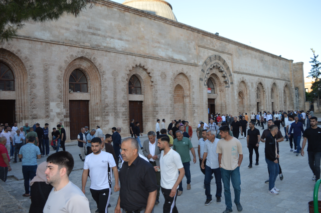 Mardin'de 842 yıllık Ulu Cami'de bayram namazı yoğunluğu