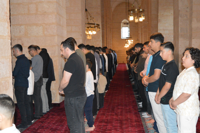 Mardin'de 842 yıllık Ulu Cami'de bayram namazı yoğunluğu