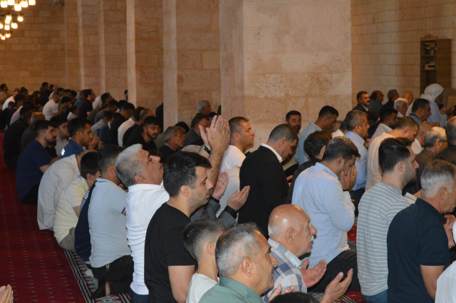 Mardin'de 842 yıllık Ulu Cami'de bayram namazı yoğunluğu