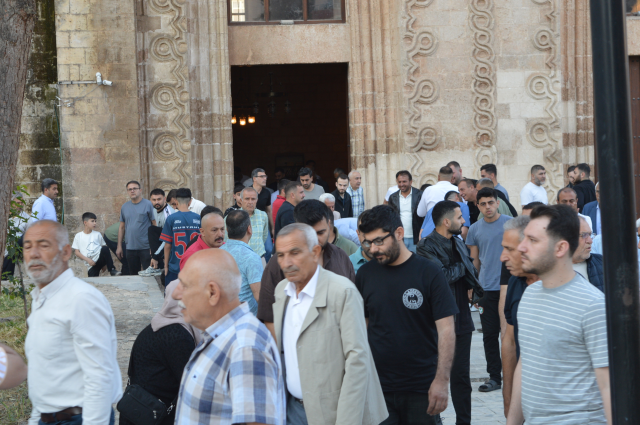 Mardin'de 842 yıllık Ulu Cami'de bayram namazı yoğunluğu