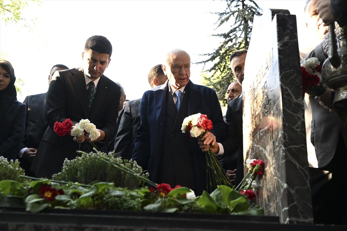 Bahçeli, Türkeş\'in Mezarı\'nı Ziyaret Etti