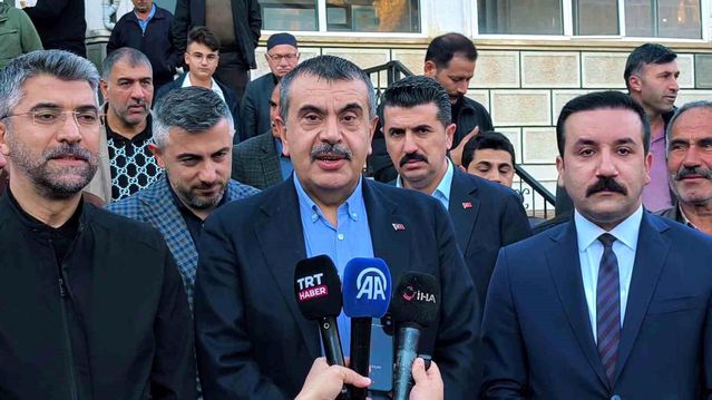 Bakan Tekin Uzundere'de Bayram Namazı Kıldı