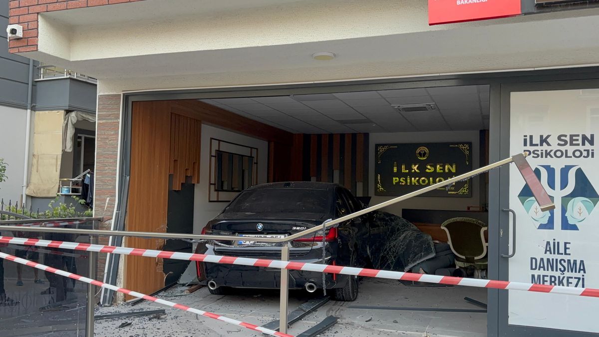 İzmit\'te Araç İş Yerine Girdi