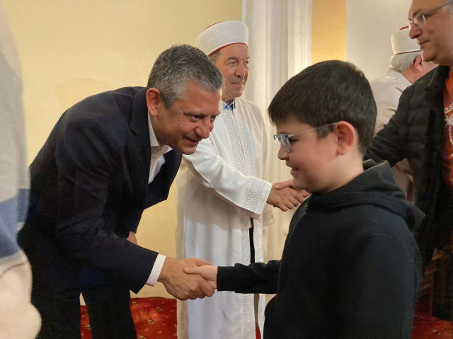 Özel'den namaz çıkışı