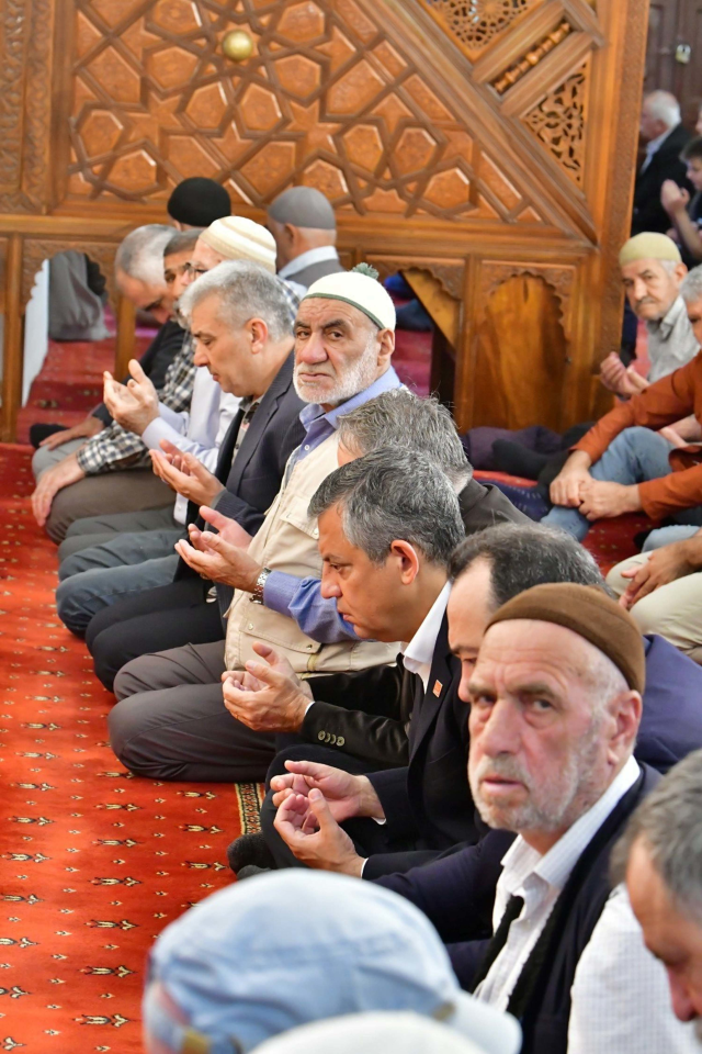 Özel'den namaz çıkışı