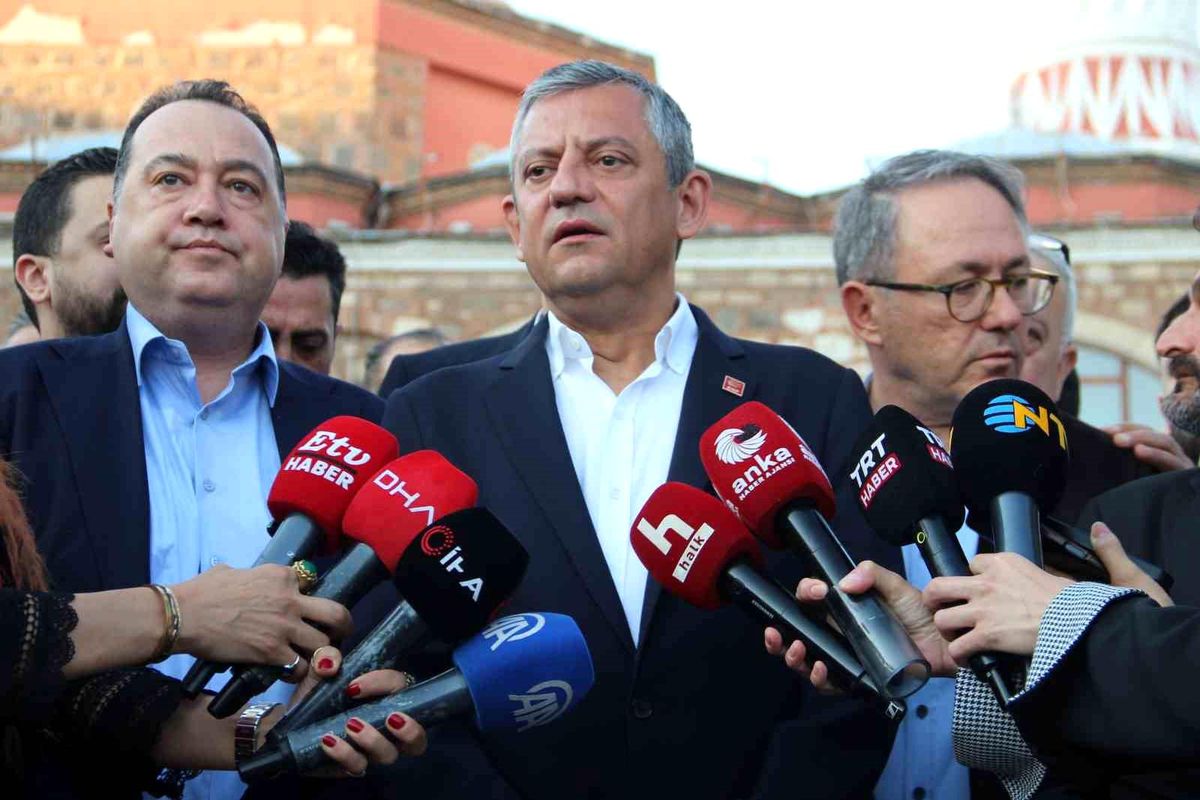 Özgür Özel bayram namazını memleketi Manisa\'da kıldı