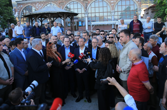 Özgür Özel, Devlet Bahçeli ile sürpriz telefon görüşmesini anlattı: <a class='keyword-sd' href='/izmir/' title='İzmir'>İzmir</a>'deki coşkuyu takip etmiş