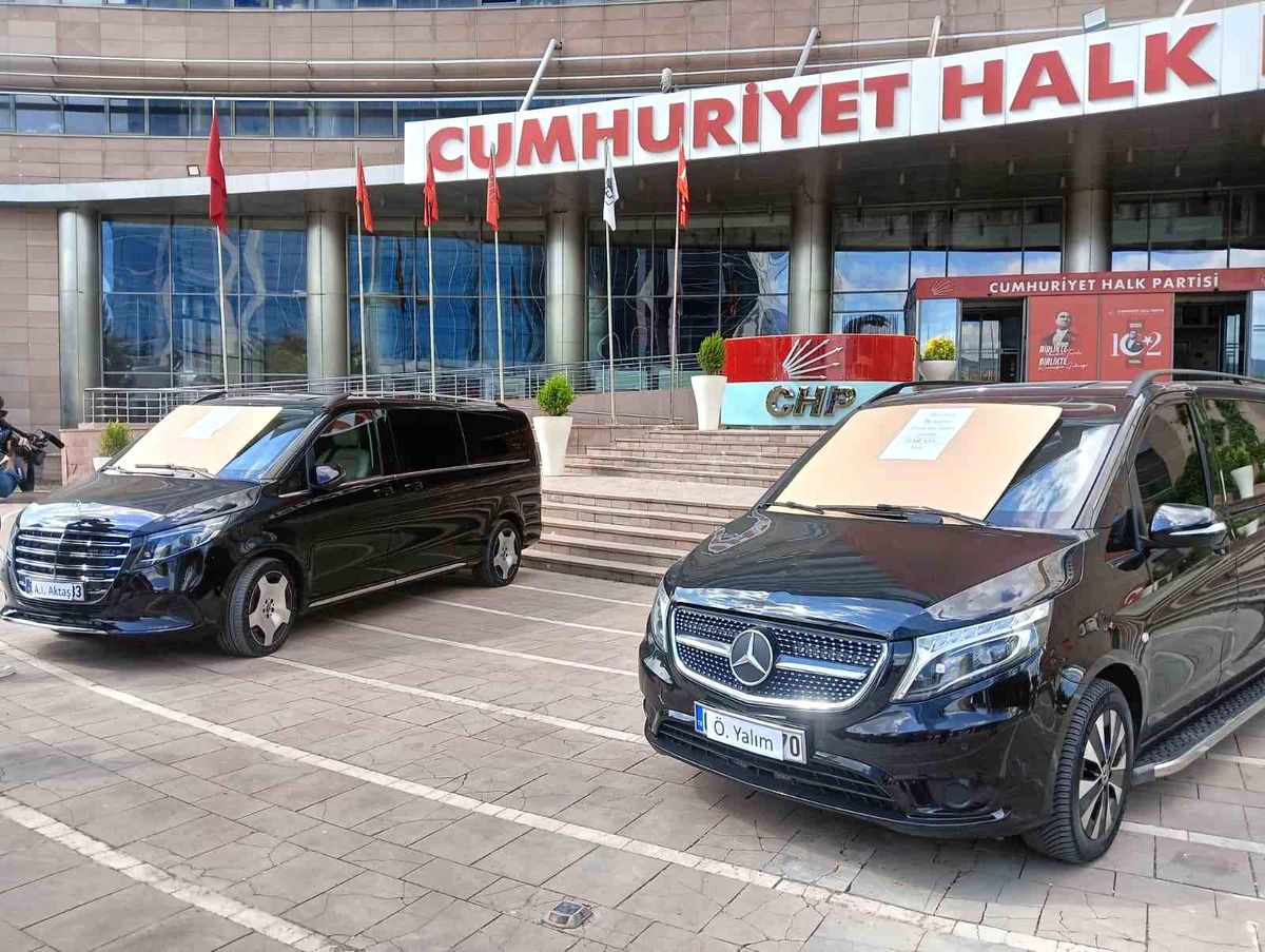Özgür Özel döneminde CHP\'ye tahsis edildiği iddia edilen iki araç "Haram parayla alınmıştır" yazısıyla sergilendi