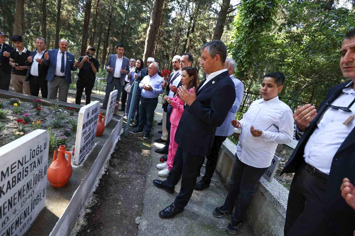 Özgür Özel, bayramda Manisa\'da vatandaşlarla buluştu ve mezarlık ziyareti yaptı