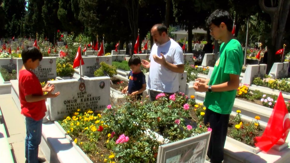 Kurban Bayramı\'nda şehitlik ziyareti