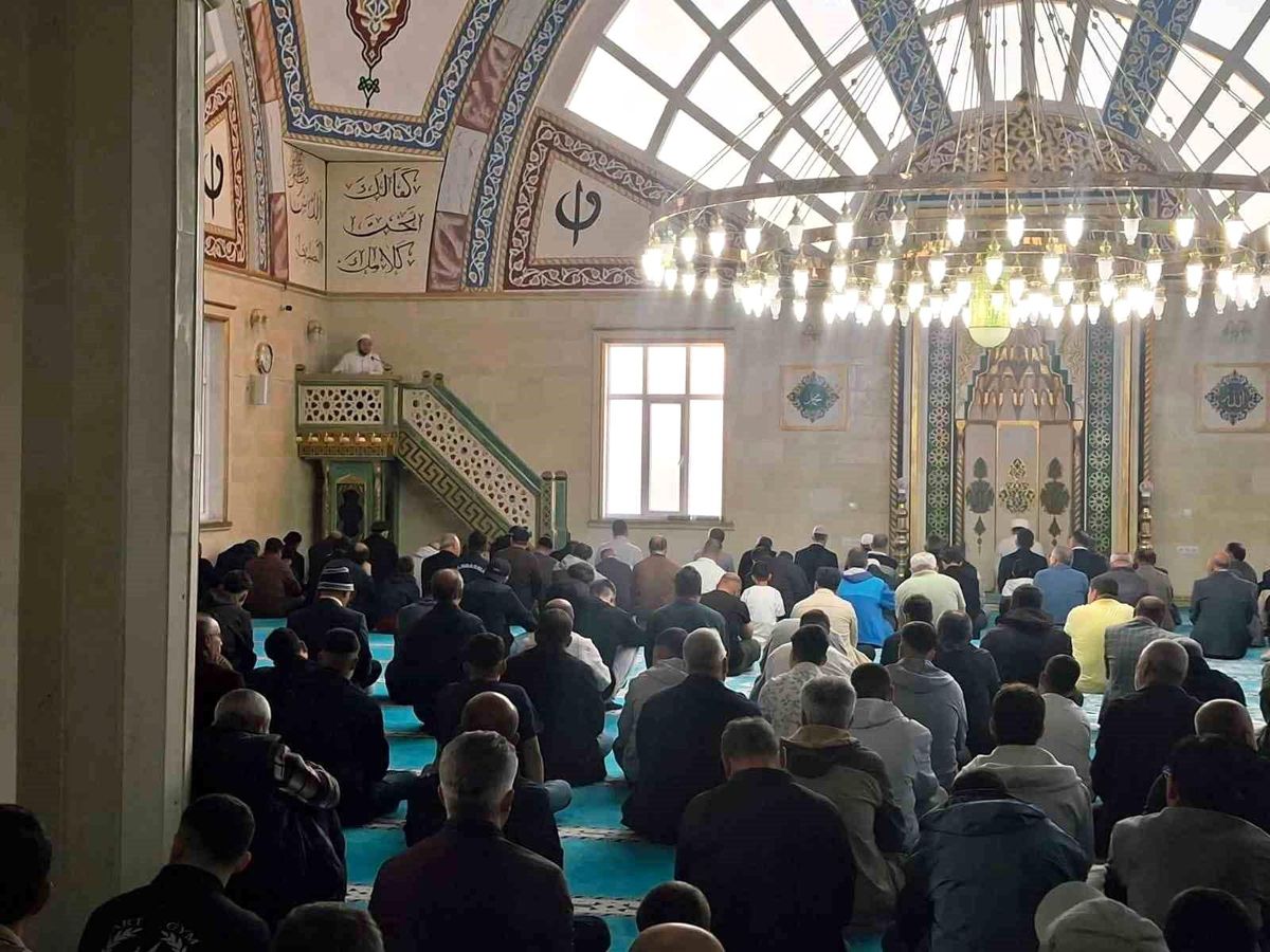 Selendi\'de Bayram Namazı Coşkusu