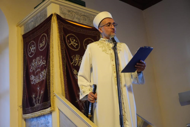 Sultan Abdülmecid'in şifa bulduğuna inanılan camide 100 yıllık kılıçla bayram hutbesi