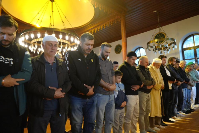 Sultan Abdülmecid'in şifa bulduğuna inanılan camide 100 yıllık kılıçla bayram hutbesi