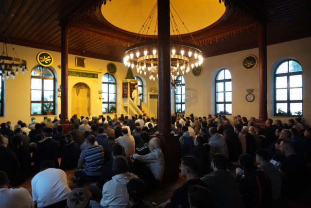Sultan Abdülmecid'in şifa bulduğuna inanılan camide 100 yıllık kılıçla bayram hutbesi