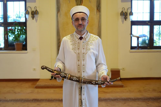 Sultan <a class='keyword-sd' href='/abdulmecid/' title='Abdülmecid'>Abdülmecid</a>'in şifa bulduğuna inanılan camide 100 yıllık kılıçla bayram hutbesi
