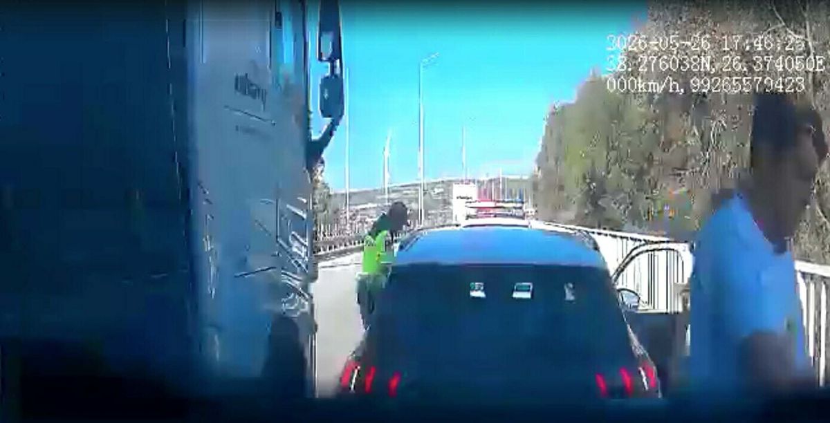 Çeşme\'de TIR, Uzman Çavuş\'a Çarptı